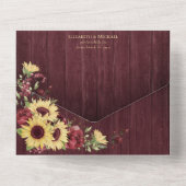 Rustige zonnebloem Bourgundy Wood Floral Wedding All In One Uitnodiging (Achterkant)