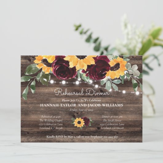 Rustige zonnebloem Hout Rehearsal Dinner Kaart (Staand voorkant)