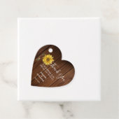 Rustige zonnebloem op de bruiloft met schuurhout b bedankjes labels (In situ)