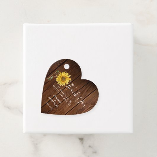 Rustige zonnebloem op de bruiloft met schuurhout b bedankjes labels (In situ)