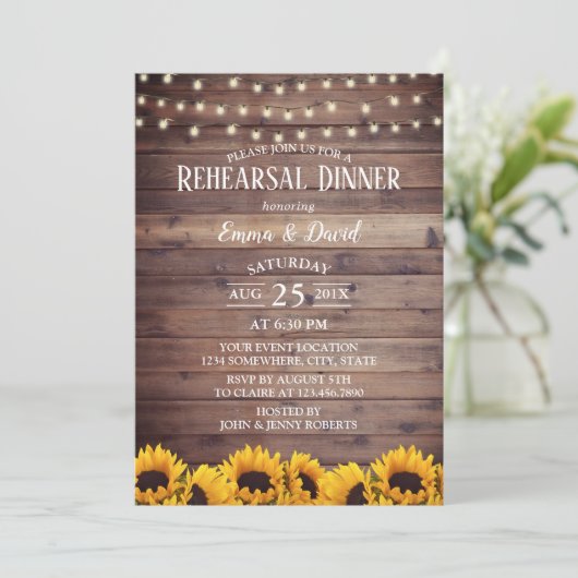 Rustige zonnebloem & String Lights Rehearsal Dinne Kaart (Staand voorkant)