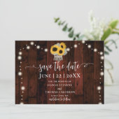 Rustige zonnebloemen Bouquet Lights Barn Wood Wedd Save The Date (Staand voorkant)