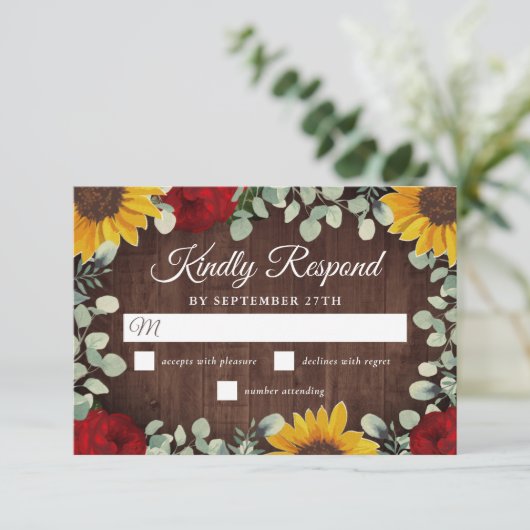 Rustige zonnebloemen Eucalyptus Red Roses Wedding RSVP Kaartje (Staand voorkant)