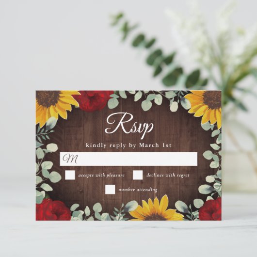 Rustige zonnebloemen Eucalyptus Red Roses Wedding RSVP Kaartje (Staand voorkant)