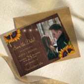 Rustige zonnebloemen lichten houten fotobruiloft a save the date