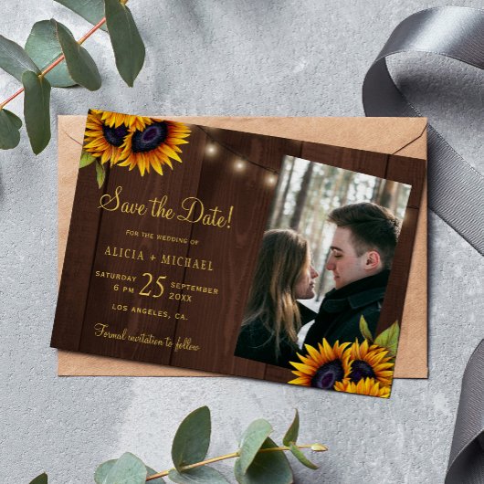 Rustige zonnebloemen lichten houten fotobruiloft a save the date