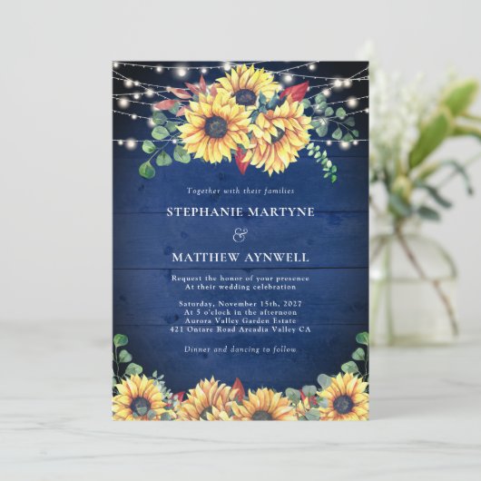 Rustige zonnebloemen lichten marineblauw hout huwe kaart (Staand voorkant)