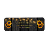 Rustige zonnebloemen met een houten trouwadres etiket (Voorkant)