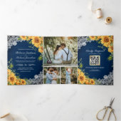Rustige zonnebloemen Navy Blue Wood QR Code Wedden Drieluik Uitnodiging (Binnen)