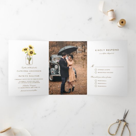 Rustige zonnebloemen op het huwelijk tussen Mason  Drieluik Uitnodiging (Binnen)