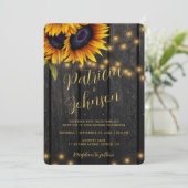 Rustige zonnebloemen schuren een bruiloft met hout kaart (Staand voorkant)