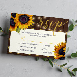 Rustige zonnebloemplichten met een houtbruiloft RSVP kaartje