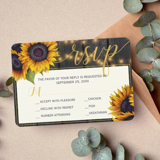 Rustige zonnebloemplichten met een houtbruiloft RSVP kaartje