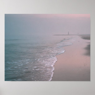 Rustige zonsopgang op het strand met kustmuur vuur poster