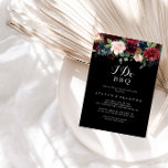 Rustige zwarte botanische I Do BBQ Engagement Part Kaart<br><div class="desc">Deze superslanke zwarte botanische uitnodiging van de BBQ-verlovingspartij is perfect voor een klassiek verlovingsfeest,  een repetitief diner,  een parendouche,  na een feestje of een bruiloft. Het ontwerp is voorzien van bruine,  rode,  marineuze,  blauwe en zwarte stralende en grijze handbeschilderde bloemen in een zwarte achtergrond,  die de natuurlijke schoonheid inspireren.</div>