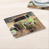 Rusting auto voor verlaten boerderij kartonnen onderzetters (Schuin)