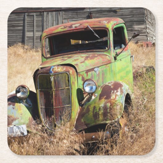 Rusting auto voor verlaten boerderij kartonnen onderzetters (Voorkant)