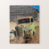 Rusting auto voor verlaten boerderij legpuzzel (Verticaal)