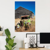 Rusting auto voor verlaten boerderij poster (Thuiskantoor)