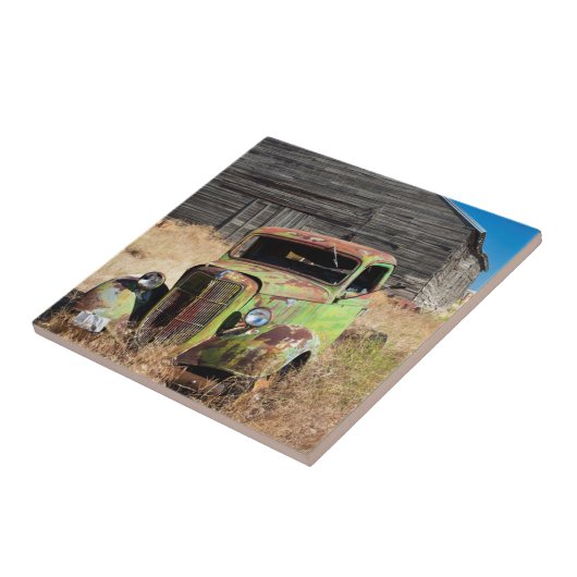 Rusting auto voor verlaten boerderij tegeltje (Zijkant)