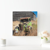 Rusting auto voor verlaten boerderij vierkante klok (Huis)