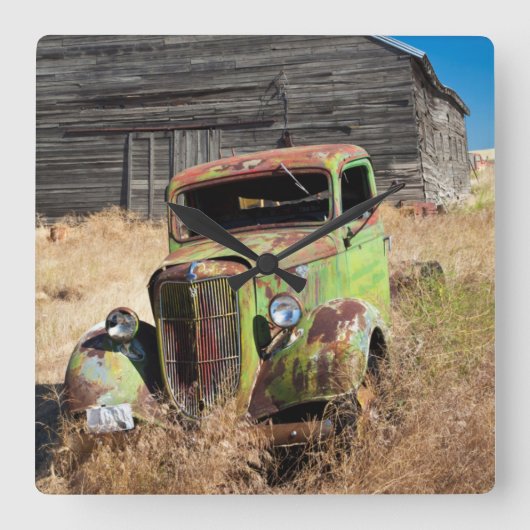 Rusting auto voor verlaten boerderij vierkante klok (Voorkant)