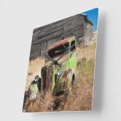 Rusting auto voor verlaten boerderij vierkante klok (Hoek)