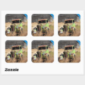 Rusting auto voor verlaten boerderij vierkante sticker (Vel)