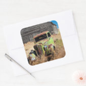 Rusting auto voor verlaten boerderij vierkante sticker (Envelop)