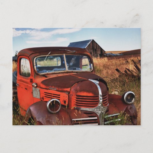 Rusting orange Dodge truck with afschrijoned farm Briefkaart (Voorkant)