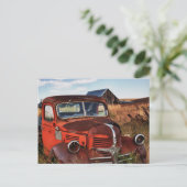 Rusting orange Dodge truck with afschrijoned farm Briefkaart (Staand voorkant)
