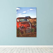 Rusting orange Dodge truck with afschrijoned farm Canvas Afdruk (Insitu (Houten vloer))