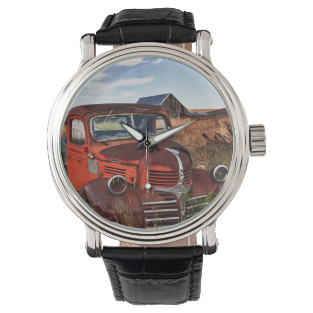 Rusting orange Dodge truck with afschrijoned farm Horloge (Voorkant)