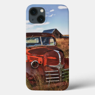 Rustingwagen oranje Dodge met verlaten boerderij iPhone 13 Hoesje