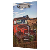 Rustingwagen oranje Dodge met verlaten boerderij Klembord (Links)