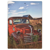 Rustingwagen oranje Dodge met verlaten boerderij Klembord (Achterkant)