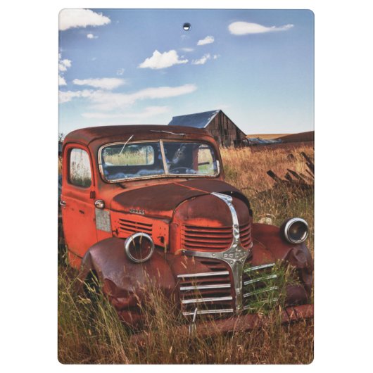 Rustingwagen oranje Dodge met verlaten boerderij Klembord (Achterkant)