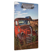 Rustingwagen oranje Dodge met verlaten boerderij Klembord (Rechts)