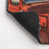 Rustingwagen oranje Dodge met verlaten boerderij Muismat (Hoek)