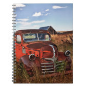 Rustingwagen oranje Dodge met verlaten boerderij Notitieboek (Voorkant)