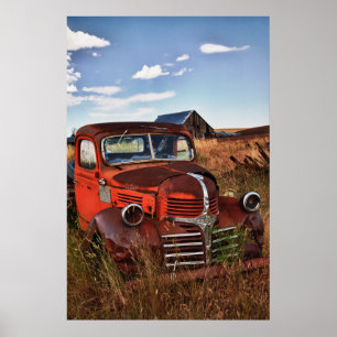 Rustingwagen oranje Dodge met verlaten boerderij Poster