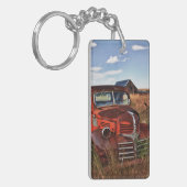Rustingwagen oranje Dodge met verlaten boerderij Sleutelhanger (Voorkant Links)