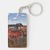 Rustingwagen oranje Dodge met verlaten boerderij Sleutelhanger (achterkant)