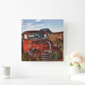 Rustingwagen oranje Dodge met verlaten boerderij Vierkante Klok (Huis)