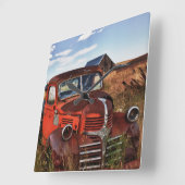 Rustingwagen oranje Dodge met verlaten boerderij Vierkante Klok (Hoek)