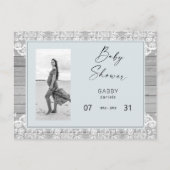 Rustisch Baby shower met hout en blauwe kant Uitnodiging Briefkaart (Voorkant)