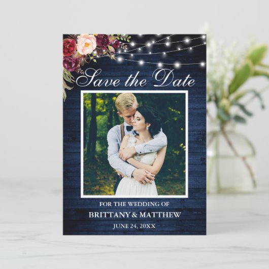 Rustisch blauw hout Waterverf Burgundy Floral Ligh Save The Date (Staand voorkant)