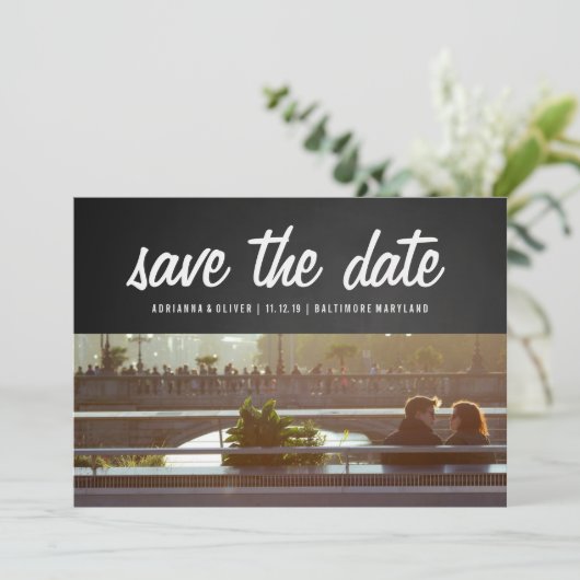 Rustisch Chalkboard slaat de datum op | Paar foto Save The Date (Staand voorkant)