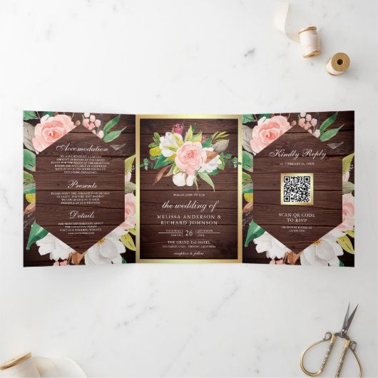 Rustisch hout Blush Pink Floral Gold QR Code Wedde Drieluik Uitnodiging (Binnen)