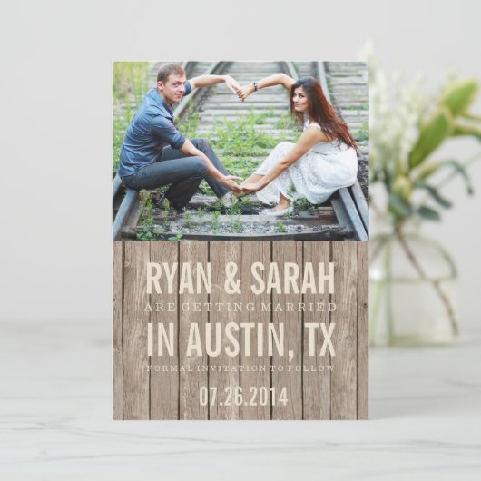 RUSTISCH HOUT DE DATA OP SAVE THE DATE (Staand voorkant)